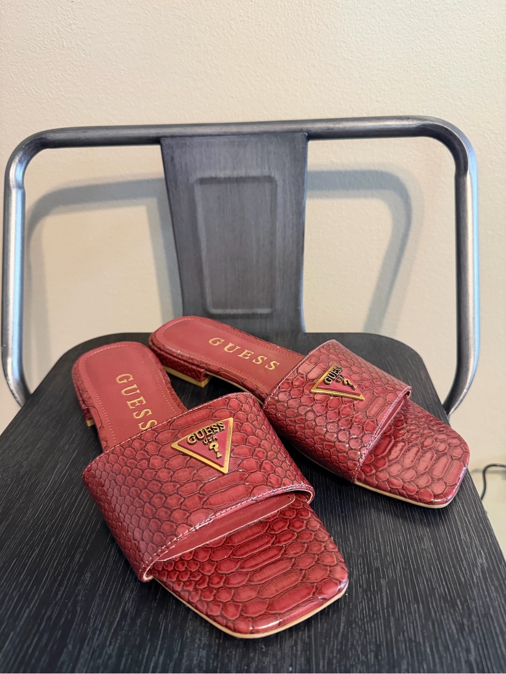 Guess Burgundy Red Croc Embossed Logo Slide Sandals Size 8 - Picture 10 of 11